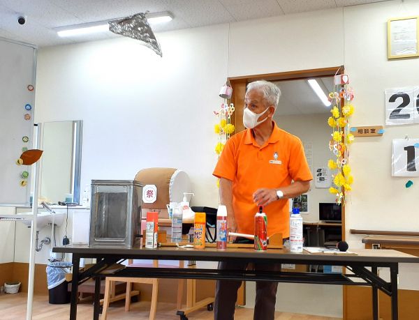 スプレー缶を使って引火した時に起こり得ることを実際にやっていただきました。 スプレー缶を使って引火した時に起こり得ることを実際にやっていただきました。