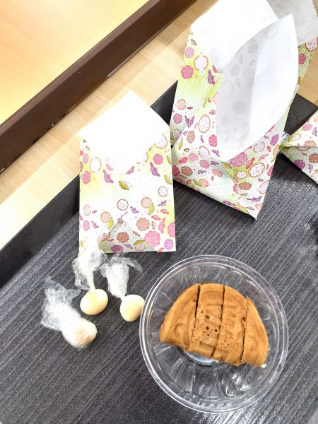 豆の代わりにたまごボーロをひとつづつ包んでくれました。 豆の代わりにたまごボーロをひとつづつ包んでくれました。