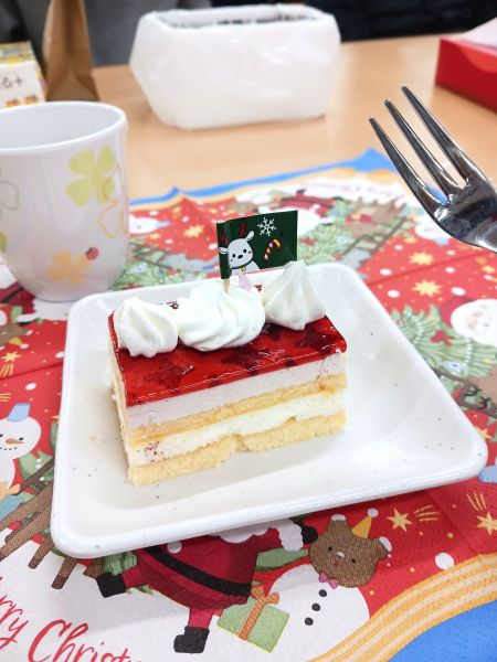 Xmasケーキ　職員が飾り付けをしてくれました(*^^*)